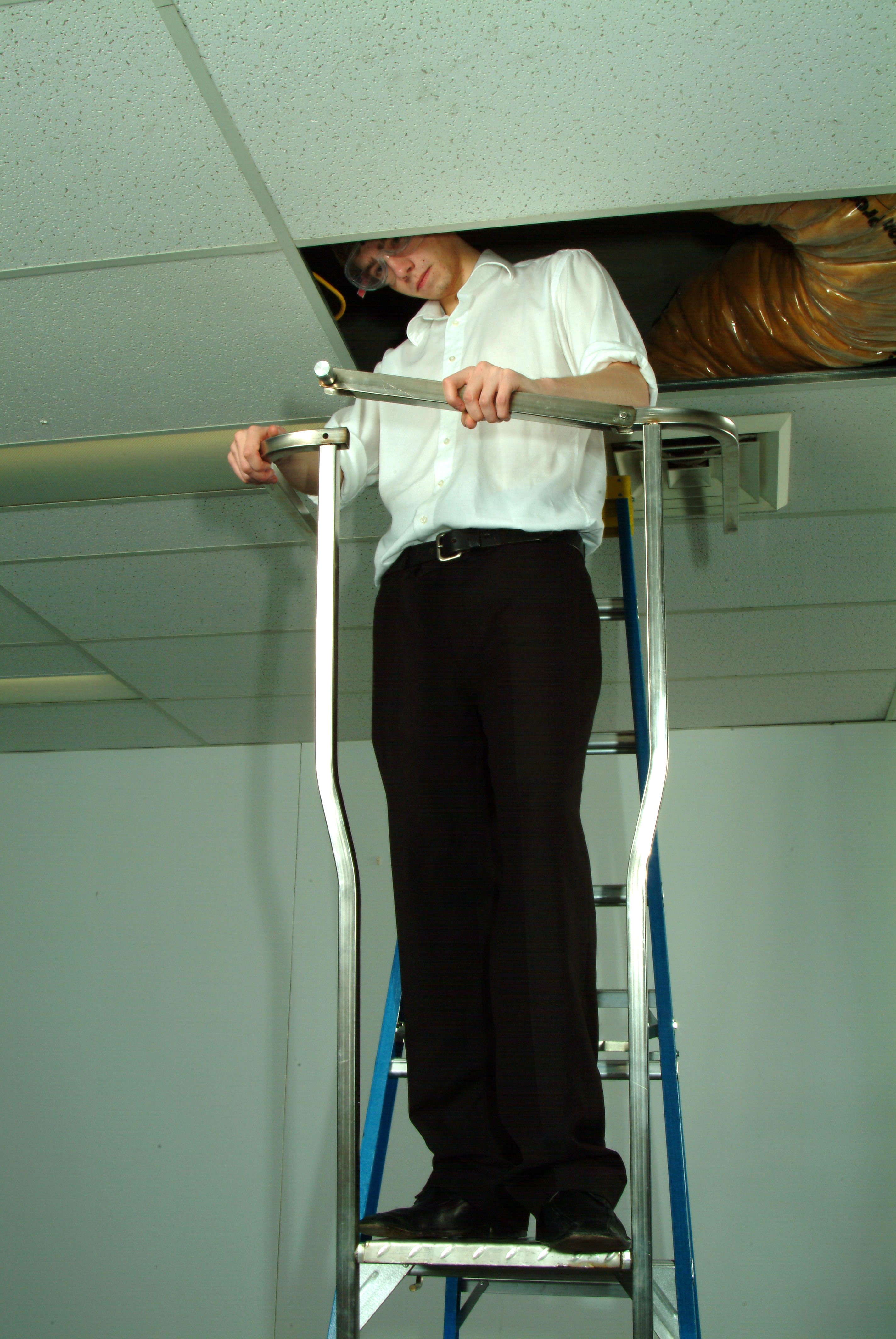 LSP locking gate and guardrails for 360° safety enclosure